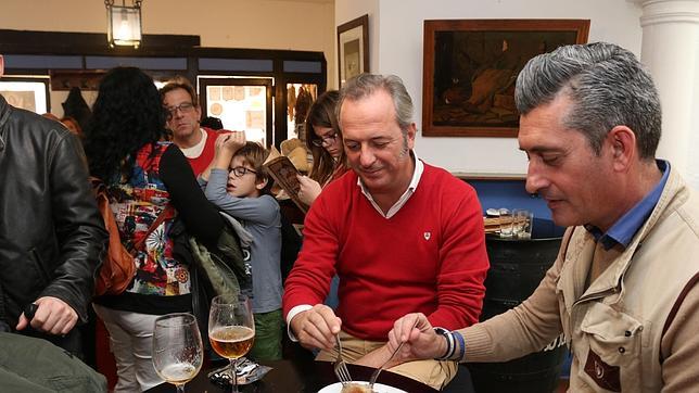 Clientes de la Cazuela de La Espartería, en la calle Rodríguez Marín