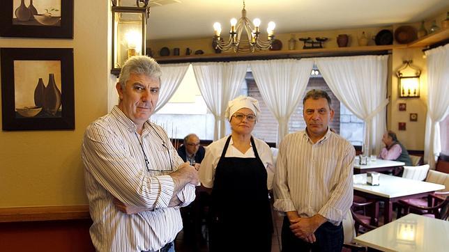 El equipo responsable de El Perol, en plaza Los Carrillos