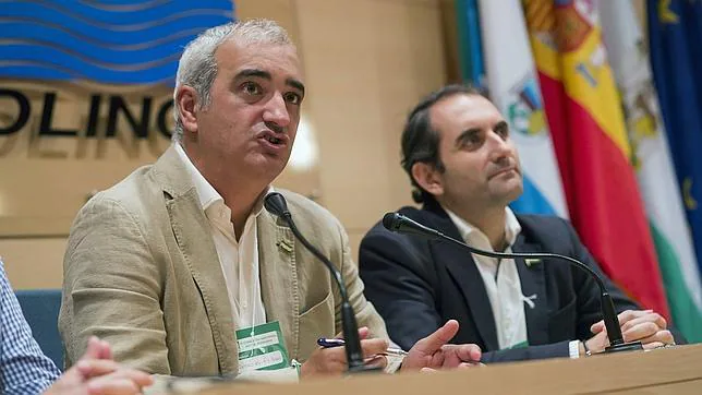 El secretario General del PA, Antonio Jesús Ruiz (i), y el vicesecretario general de Comunicación del partido, José David Sánchez (d), al comienzo del XVII Congreso Nacional del Partido Andalucista