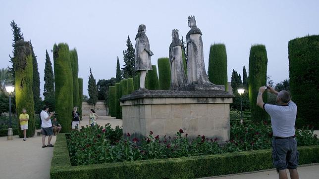 La oposición y los hosteleros reclaman que el Alcázar vuelva al horario anterior