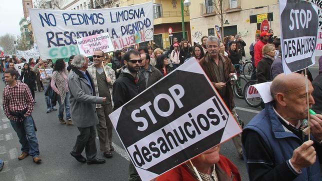 Acusan a Espadas incumplir sus compromisos contra los desahucios en Sevilla