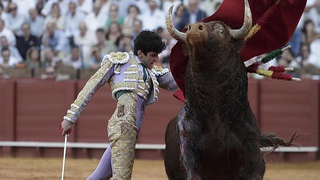 López Simón sobrevive al naufragio de los toros de El Pilar en la Maestranza