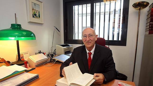Miguel Polaino Navarrete: «La prisión desocializa mientras que rascarse el bolsillo podría ser más efectivo»