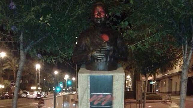 La estatua del párroco de la Trinidad, atacada por tercera vez