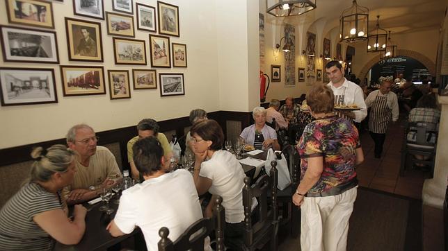 Clientela en la taberna de Bodegas Mezquita