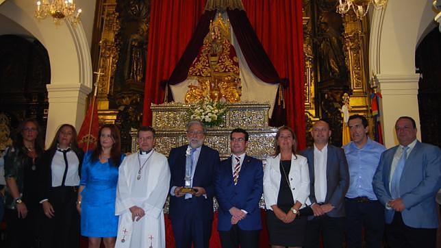 Distinción al Ayuntamiento nazareno por su reconocimiento a la Virgen de Valme