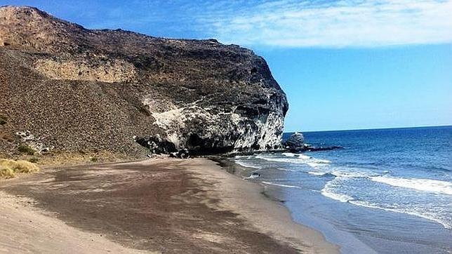 Muere una mujer de 60 años ahogada en una playa de Almería