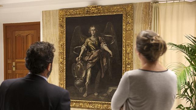 El cuadro de San Rafael vuelve a su lugar en el Ayuntamiento