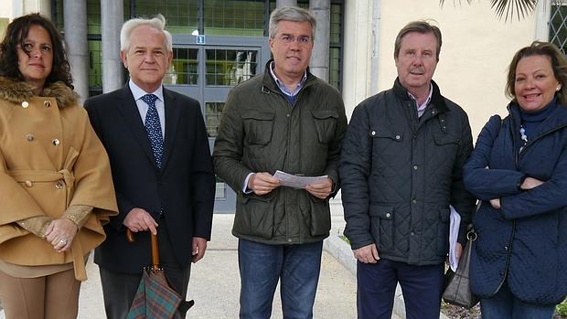 Diputados del PP de Jaén frente a la sede de la Junta de Andalucía