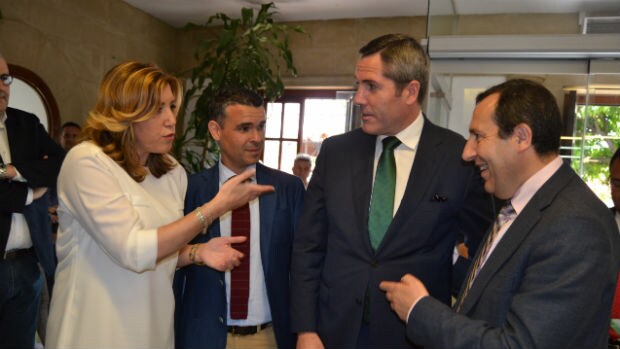 Susana Díaz, junto al alcalde de Marbella, José Bernal, el de Mijas y el delegado del Gobierno de la Junta en Málaga, durante el reciente acto de Marbella