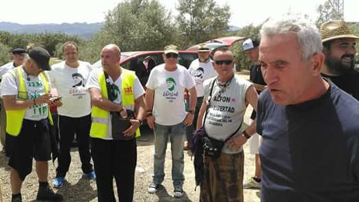 Diego Cañamero, acompañado de jornaleros durante la marcha a pie en apoyo de Bódalo.