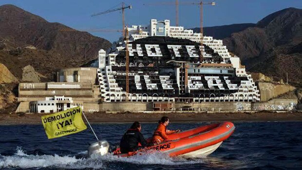 Pintada realizada por activistas de Greenpeace sobre la fachada de El Algarrobico / ABC