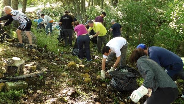 Voluntarios de Alwadi-ira se han aplicado a la limpieza del entorno