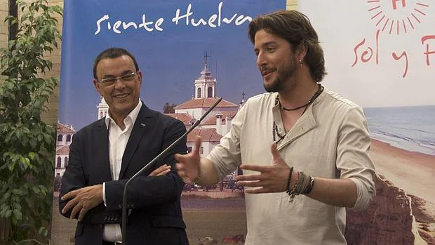 El cantante con el presidente del Patronato de Turismo tras firmar el acuerdo