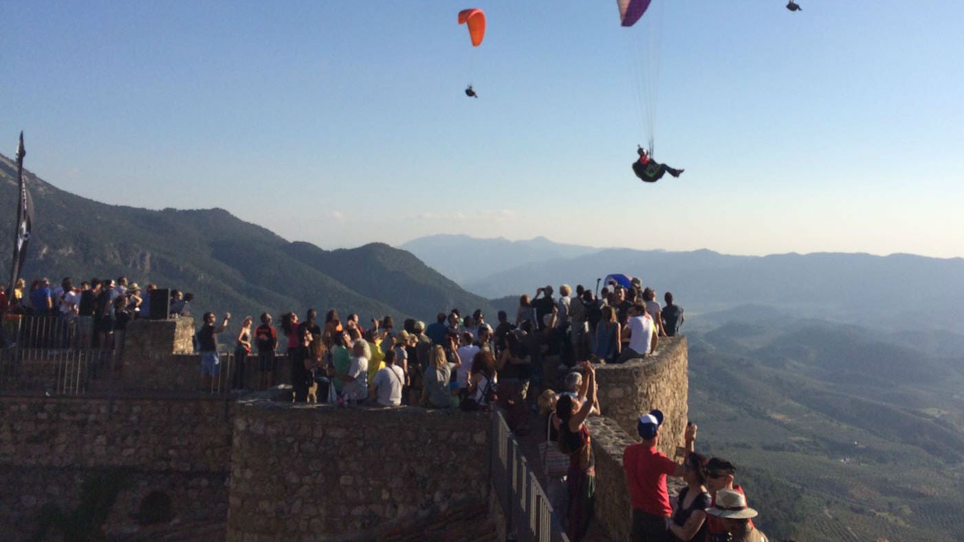 Exhibición de pilotos de parapente en el festival internacional del aire.