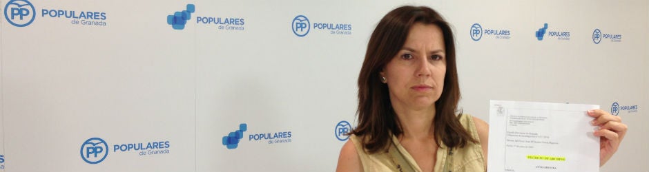 Ana Vanesa García con el decreto de archivo, en la sede del PP de Granada