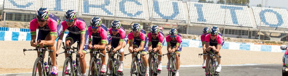 Un equipo profesional rueda por el circuito de Jerez de la Frontera