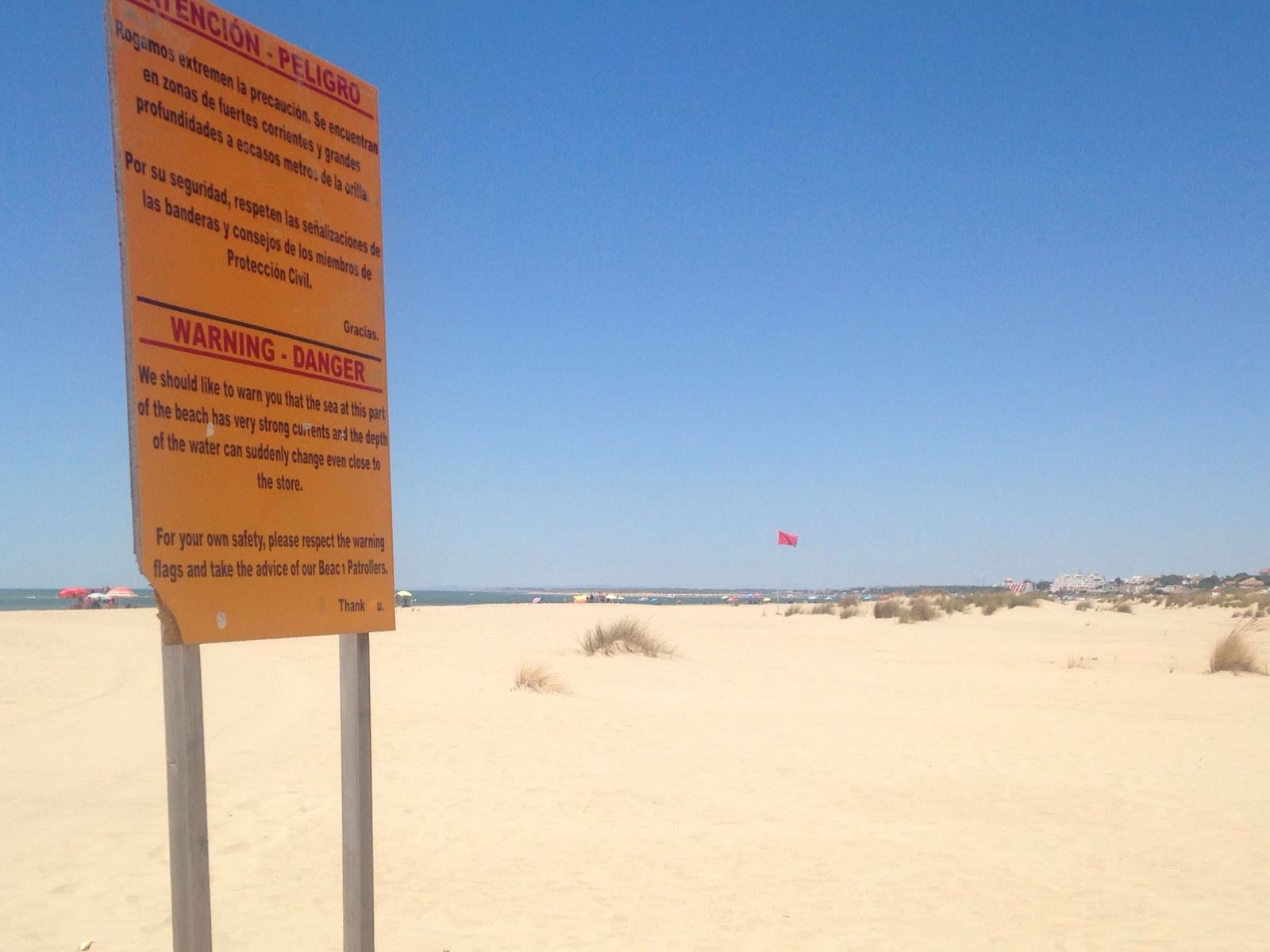 El cartel que avisa de peligro de baño en la playa de La Bota