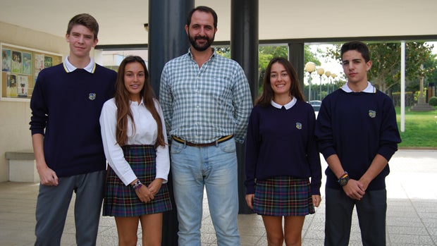Los alumnos del Alminar con el profesor que les ha acompañado