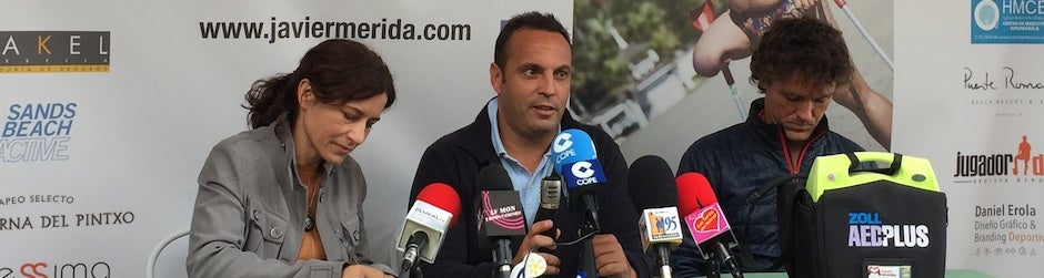 Javier Mérida en el centro, junto a su entrenador y su doctora / J.J.M.