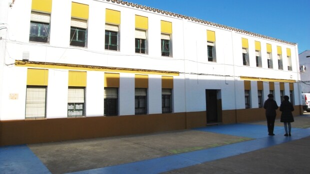 Las aulas tipo Sevilla se construyeron en los años 60 y están plagadas de carencias/A.M.