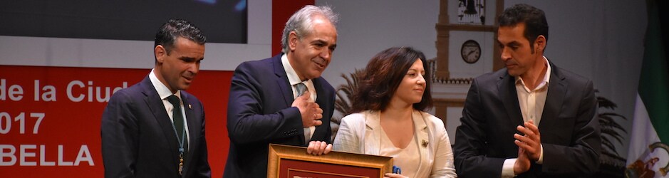 Francisco Ráez, padre de Pablo, y Esther Ráez, hermana, recogen la Medalla de Marbella