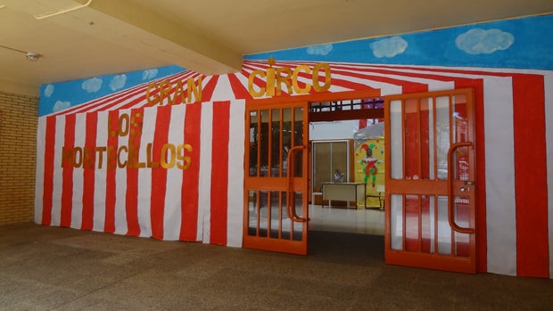 Entrada al CEIP Los Montecillos, decorado para la ocasión