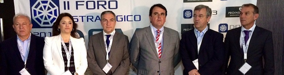 Antonio Zarco (entro corbata roja) con los autoridades presentes en el Foro de DOM3