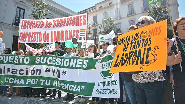 Stop Impuesto de Sucesiones ha congregado a un millar de personas en Granada. / L.R.