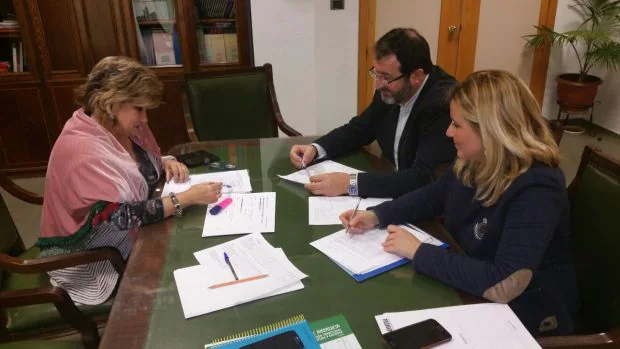 El alcalde de Carmona, Juan Ávila, ha trasladado a la Junta la necesidad de ampliar la oferta formativa
