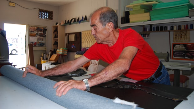 Manuel Díaz, en su taller de tapicería
