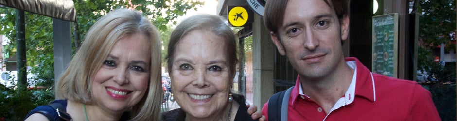 Montés, flanqueada por su hija Emma Ozores y el director del AWFF, Juan Francisco Viruega