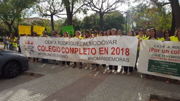 Los padres se han desplazado a Sevilla para manifestarse