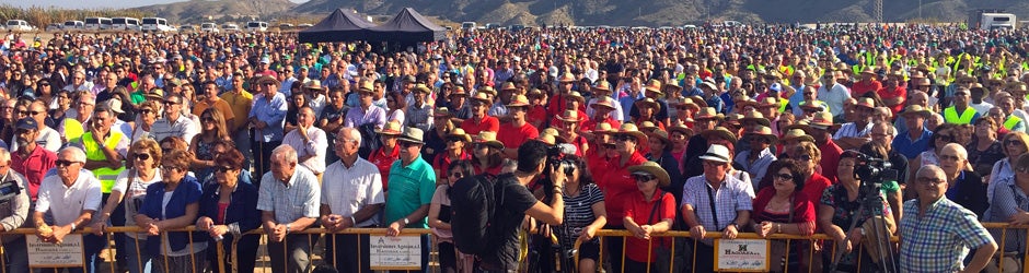 Miles de agricultores frente a la desaladora de Villaricos