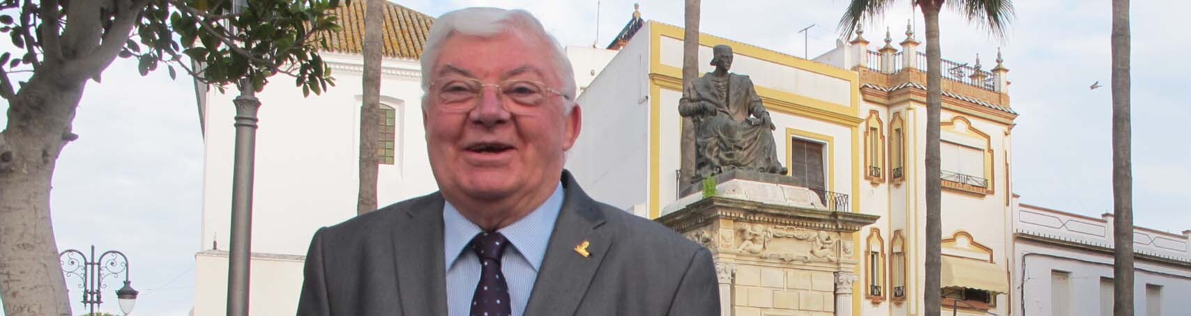 El presidente de la Fundación V Centenario Elio Antonio de Nebrija junto a la estatua del humanista en el centro de Lebrija