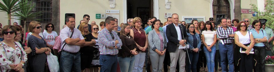 Concentración ante el Ayuntamiento de Cuevas del Almanzora