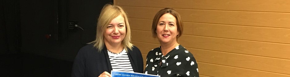 La directora de la Biblioteca de Montequinto María José Gámez junto a la delegada de cultura Rosario Sánchez / F.V.