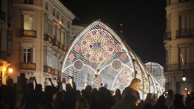 Málaga enciende su espectacular bóveda de luces navideñas