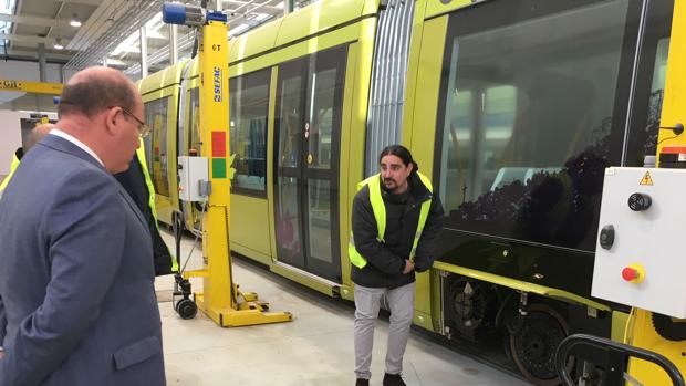 El alcalde de Jaén, durante su visita a las cocheras del tranvía