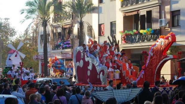 La Cabalgata de Alcalá pone en la calle un cortejo con 20 carrozas y mil personas