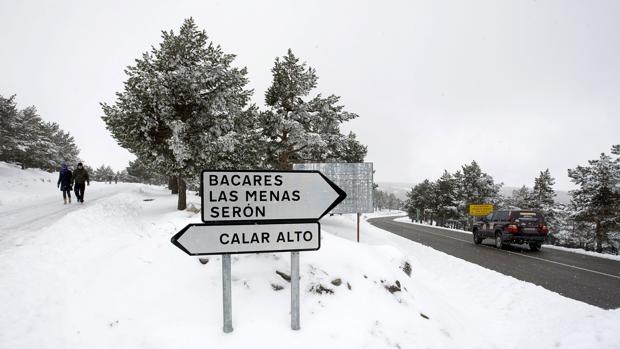 Carteles indicadores en una carretera nevada de la Sierra de los Filabres
