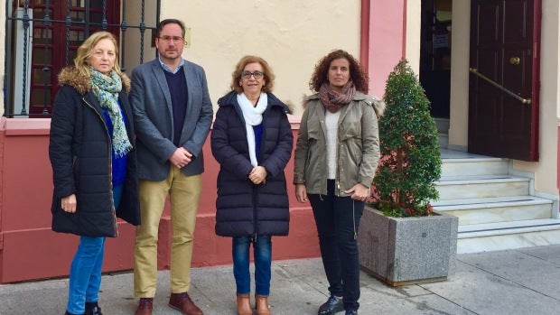 Concejales del PP en la puerta del Ayuntamiento que carece de rampa de acceso