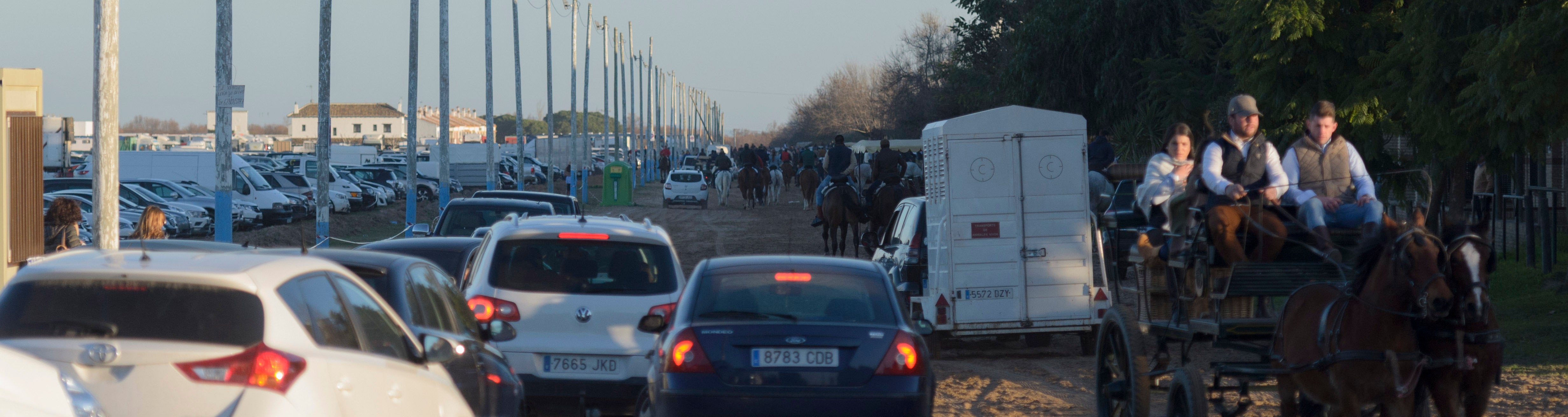 Atascos a la entrada de los aparcamientos en la aldea durante el pasado fin de semana