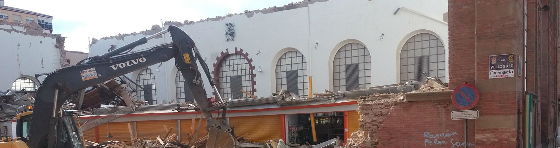 Una grúa lleva a cabo tareas de desescombro tras el derrumbe del mercado de abastos de Linares