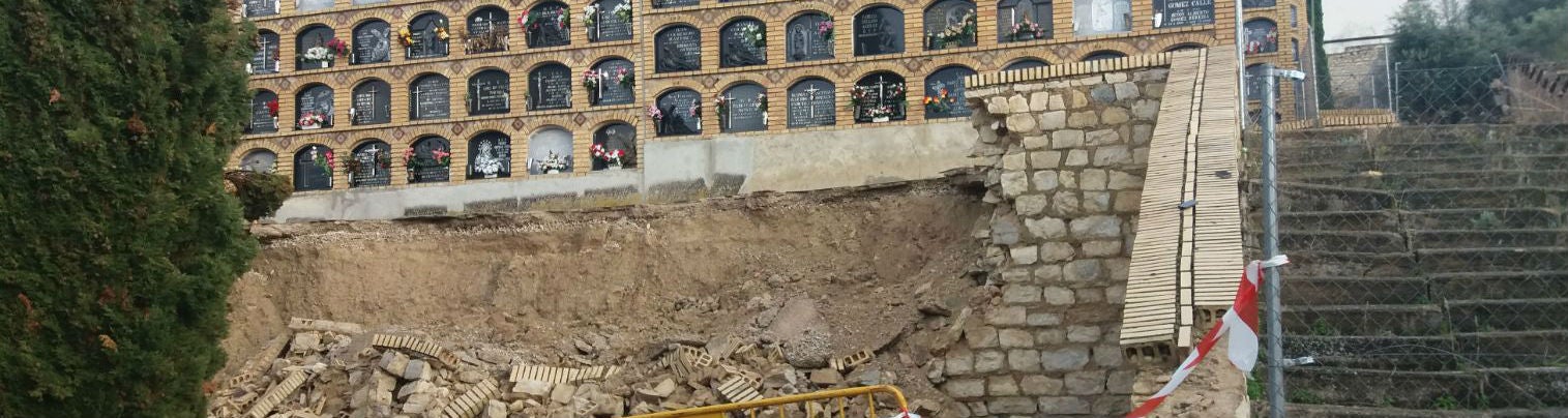 La calle por la que se accede a los nichos ha quedado intransitable tras reventar el muro.