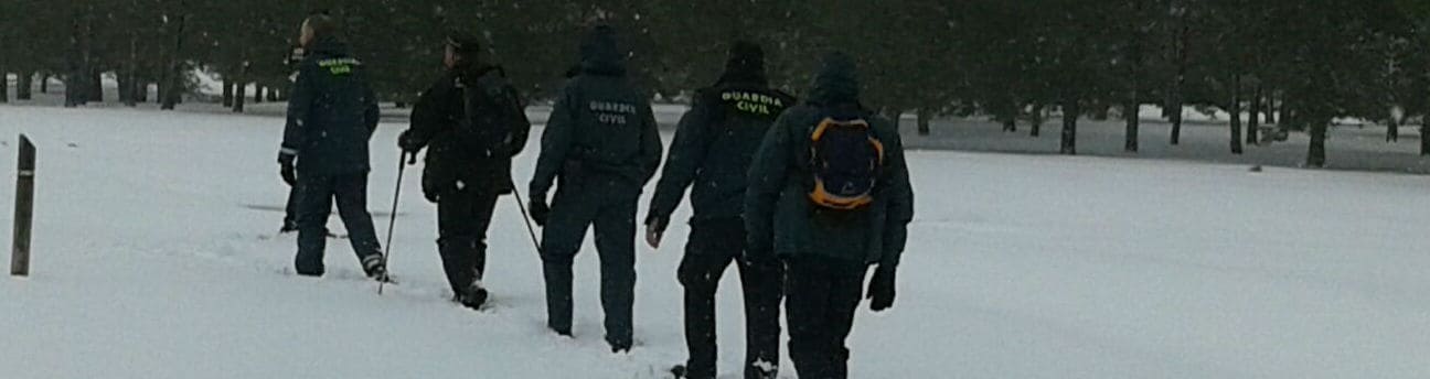 Agentes de la Guardia Civil rastrean un sendero del parque natural de Cazorla, Segura y Las Villas