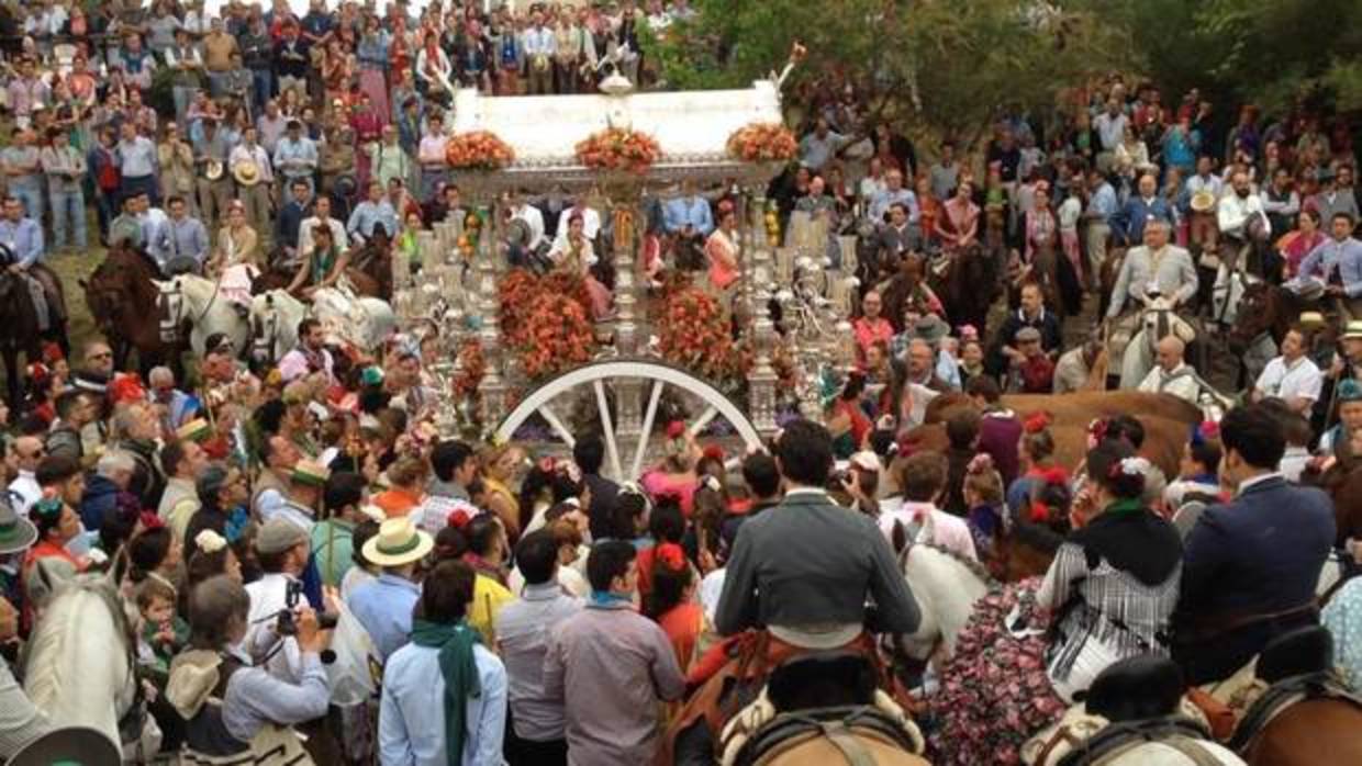 Peregrinos de Triana cantan al Simpecado en el Vado del Quema