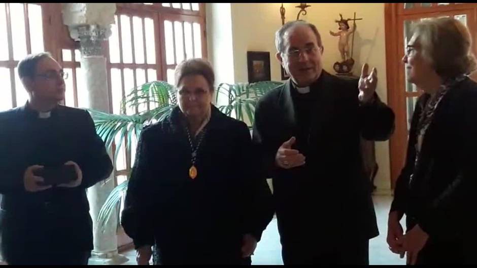 Homenaje en el Palacio Arzobispal a dos miembros de la Asociación de la Virgen de los Reyes y San Fernando