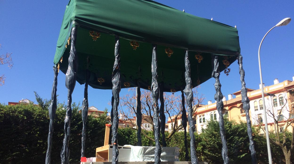 El palio de la Virgen de la Esperanza del Valle, durante su ensayo por las calles del barrio de Poniente en Córdoba