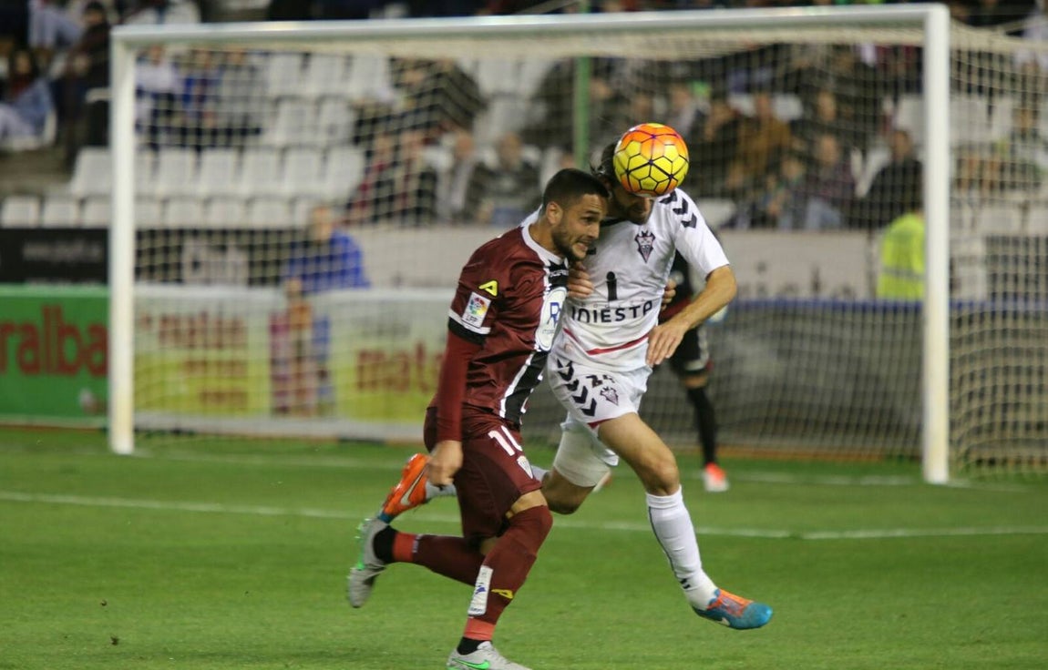El CCF sigue líder pese a la derrota. Jona y César Díaz marcaron los goles del Albacete en la segunda mitad